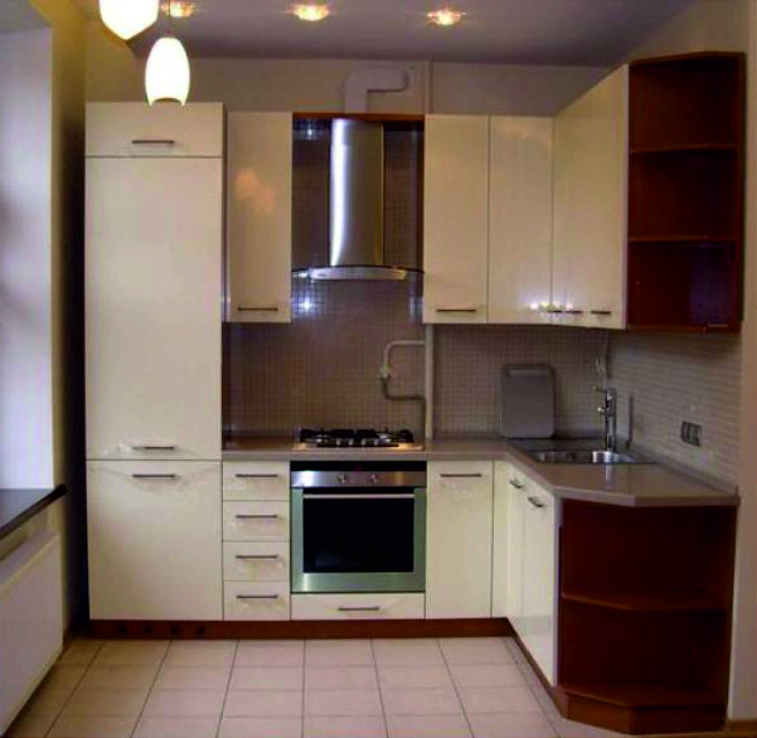 Угловая кухня со встроенным холодильником для маленькой кухни